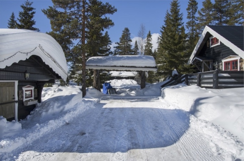 Huset till vänster är förrådet och huset till höger är det ni hyr.